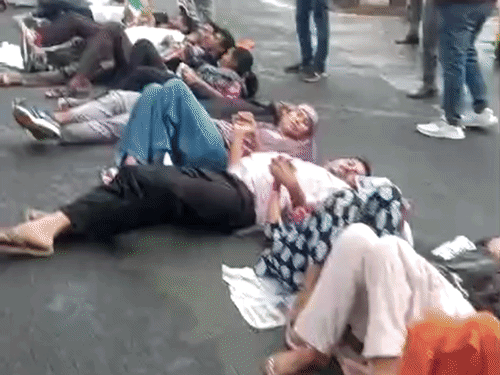 सड़क पर लेट गए शिक्षक अभ्यर्थी।
