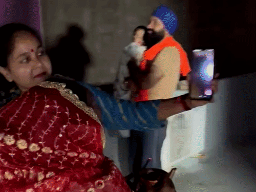 कोटा के विज्ञान नगर इलाके में मोबाइल पर लाइव वीडियो कॉल के जरिए पंजाब से चांद देखकर व्रत खोलती महिला।
