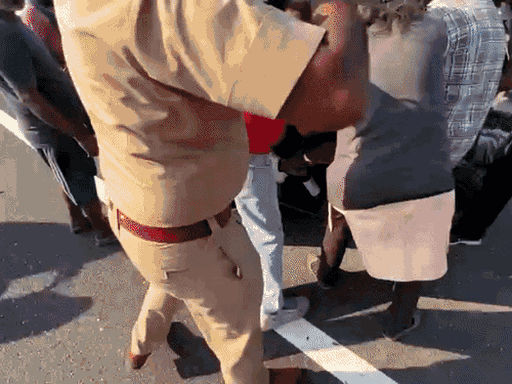 घटना स्थल पर लगी लोगों की भीड़।