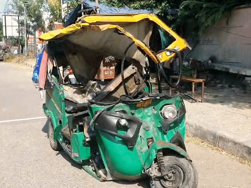 घटना के बाद ऑटो के परखचे उड़े।