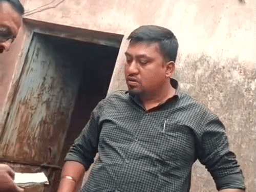 पटवारी ऋषिपुरी गोस्वामी, जिसे रिश्वत लेने के आरोप में सस्पेंड किया गया है।