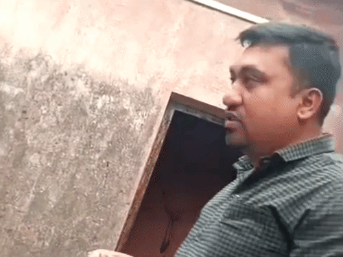 25 हजार रुपए देते पटवारी का वीडियो बनाया गया था।