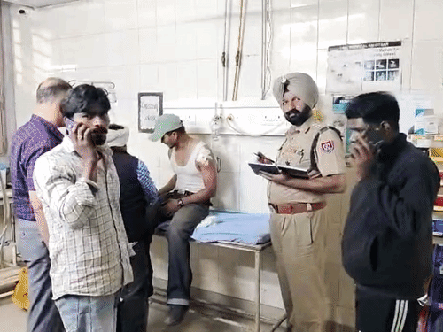 अस्पताल में भर्ती युवक से पूछताछ करती हुई पुलिस। - Dainik Bhaskar