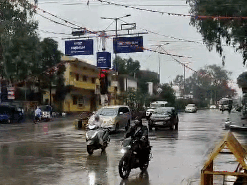 अंबिकापुर में रात से लगातार बारिश हो रही है।