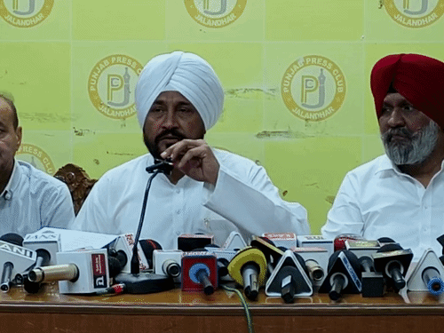 प्रेस कॉन्फ्रेंस पत्रकारों के सवालों का जवाब देते पूर्व सीएम चरणजीत सिंह चन्नी - Dainik Bhaskar