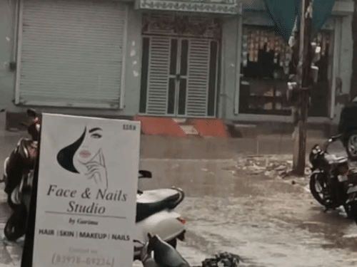 रेवाड़ी में झमाझम बारिश हुई। लगातार बारिश से सड़कों पर पानी जमा हो गया।