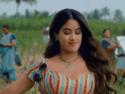 'पेड्डी' में जाह्नवी ने अचियम्मा का किरदार निभाया था। फिल्म का निर्देशन बुच्ची बाबू सना ने किया और इसमें राम चरण मुख्य भूमिका में थे। - Dainik Bhaskar