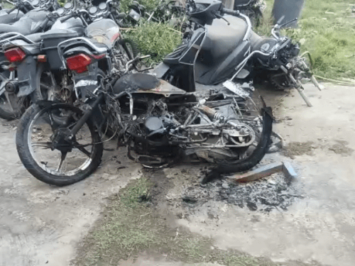 जली हुई बाइक को अनाज मंडी चौकी ले जाया गया।