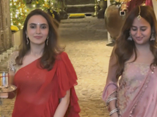 वरुण धवन की पत्नी नताशा दलाल और निर्देशक रोहित धवन की पत्नी जानवी देसाई धवन भी इस पारंपरिक पूजा का हिस्सा बनीं।