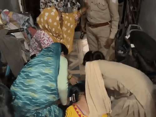देवरानी और जेठानी में मारपीट के दौरान महिला सिपाही और परिवार की अन्य महिलाएं बीच-बचाव करती रहीं।