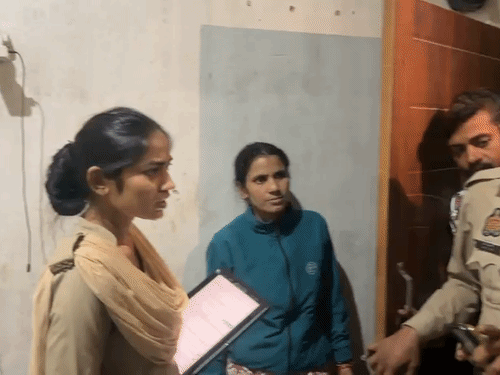 पुलिस अंजू को बचाकर भीड़ से अलग कमरे में ले गई।