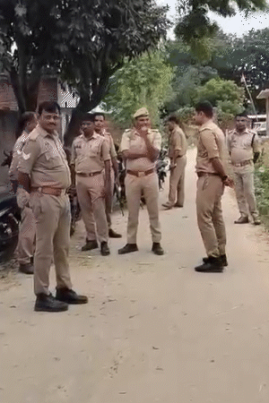 नवाबगंज के बरईपुर गांव में 3 थानों की फोर्स मौके पर पहुंची। इसके बाद राकेश यादव के घर पर रेड मारी गई।