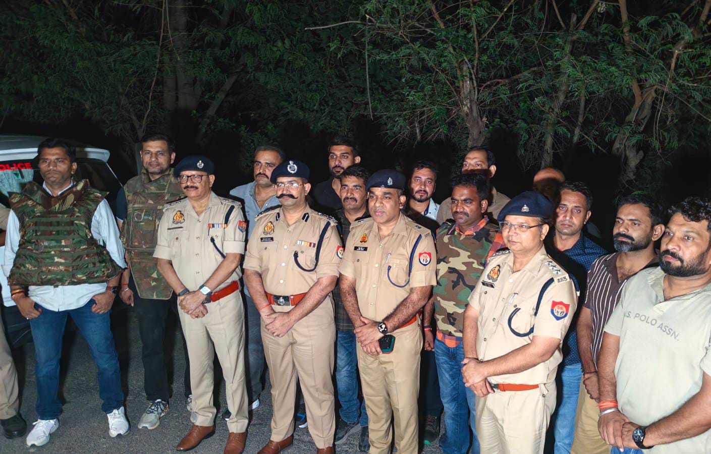 एनकाउंटर के बाद घटनास्थल पर एडिशनल पुलिस कमिश्नर केशव कुमार चौधरी, डीसीपी सुरेंद्रनाथ तिवारी, ऑपरेशन को लीड कर रहे एडिश्नल डीसीपी पीयूष सिंह व एसओजी टीम।