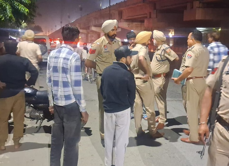 फायरिंग की सूचना के बाद पुलिस मौके पर पहुंची।