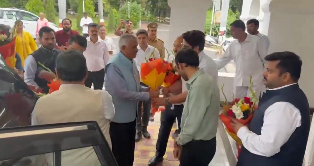 सर्किट हाउस में न्यायिक आयोग के अध्यक्ष व सदस्यों का स्वागत करते कमिश्नर भानुचंद्र गोस्वामी व डीएम वीके सिंह