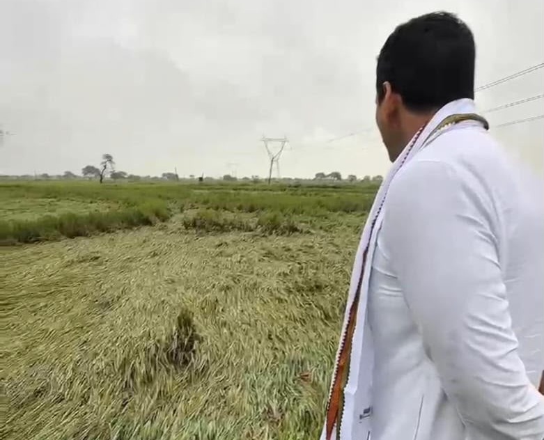 मुंगेली जिले में भिलाई के विधायक देवेंद्र यादव ने किसानों से की चर्चा।