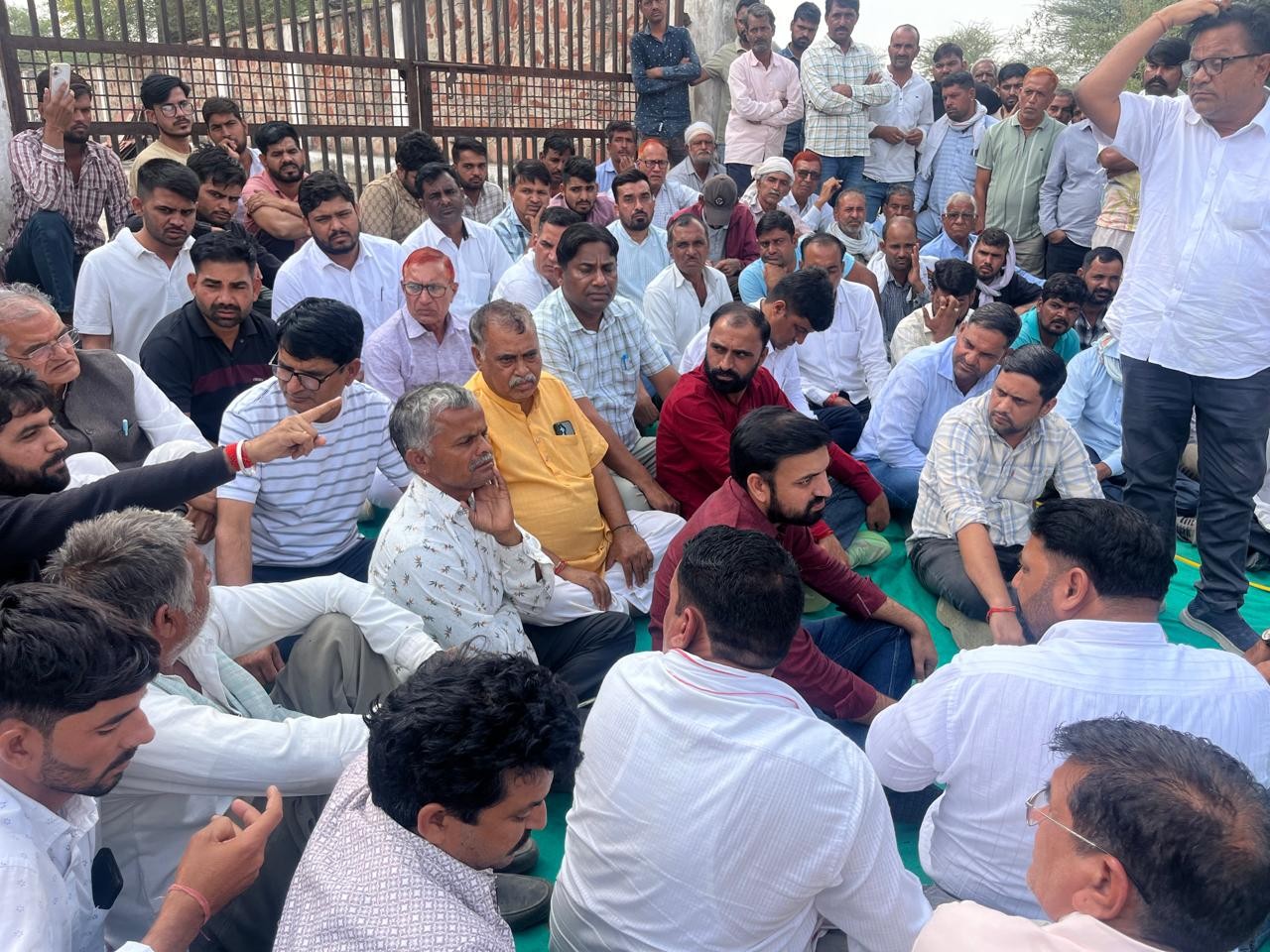 हादसे के बाद आक्रोशित परिजनों और ग्रामीणों ने मुआवजा व आर्थिक सहायता की मांग को लेकर धरना शुरू कर दिया है।