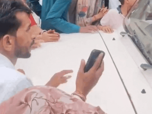 झालावाड़ के सूमर में जोनल मजिस्ट्रेट की कार के सामने जमा समर्थक। इस दौरान पर्चा भरने से चूकी महिला की सास बेहोश होकर गिर पड़ी।