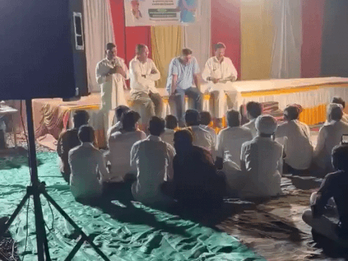 बालोतरा के भीमथल गांव में कांग्रेस सांसद-विधायक की मौजूदगी में भीड़ काफी कम रही। सांसद ने कार्यकर्ताओं को फटकार लगाई।