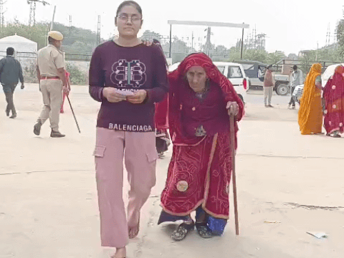 सीकर में पोती के साथ वोड डालने जाती दादी और अलवर के राजगढ़ में मतदान बूथ पर टपकती छत के नीच चल रही वोटिंग।