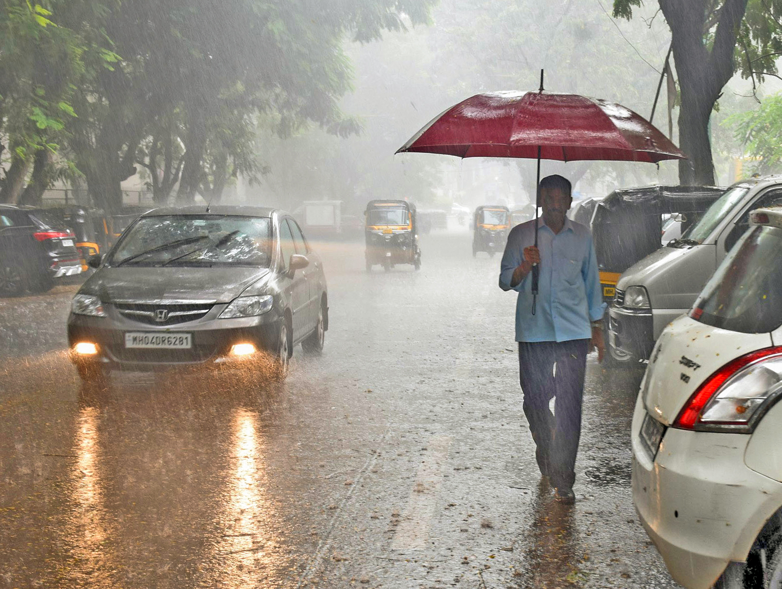 महाराष्ट्र में भी तूफान के असर से शुक्रवार को ठाणे के वसंत विहार कॉम्प्लेक्स में बारिश हुई।