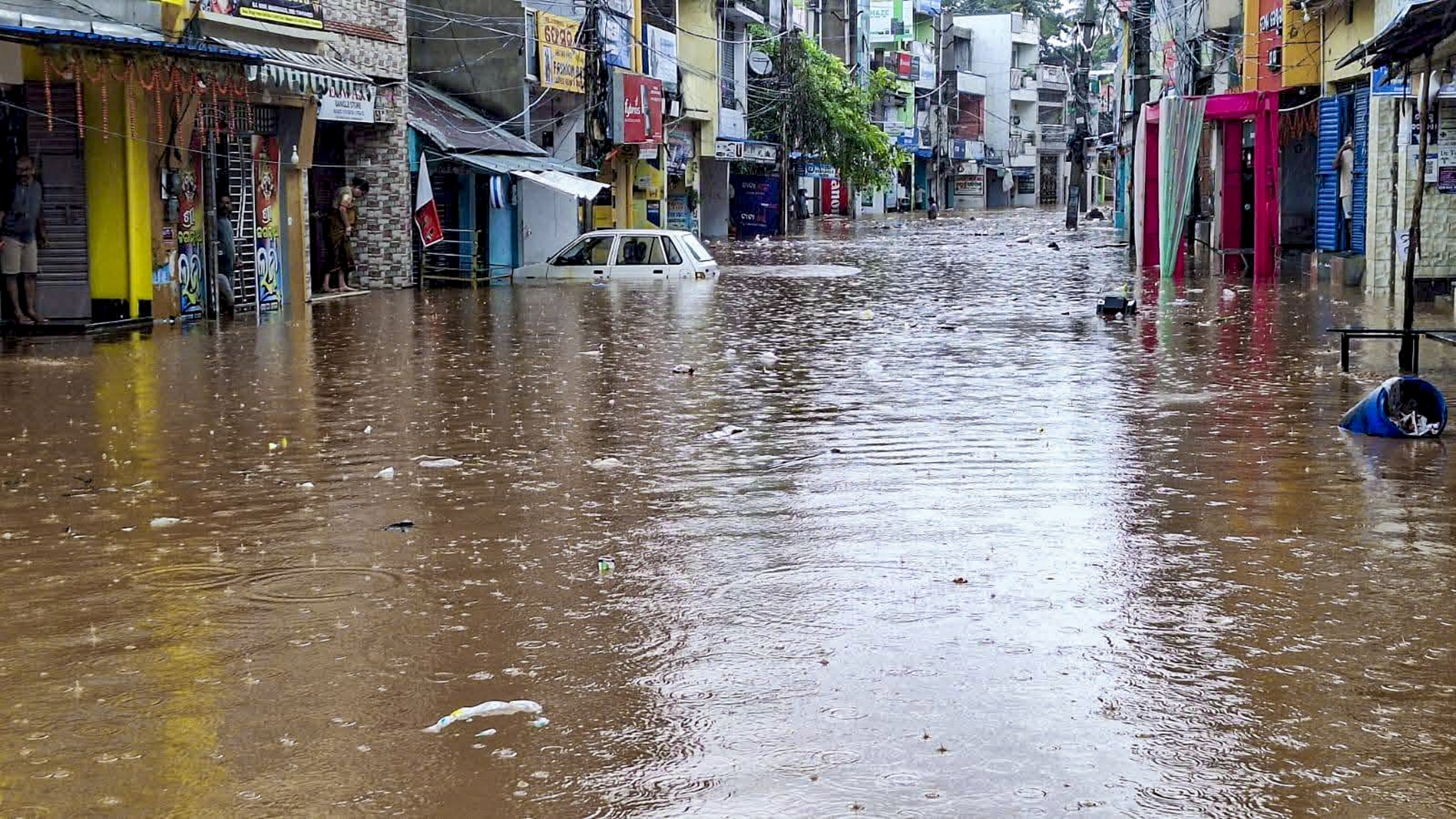 ओडिशा के गंजम जिले के भंजनगर में चक्रवात 'अर्नब' के बाद बाढ़ प्रभावित इलाके की तस्वीर।