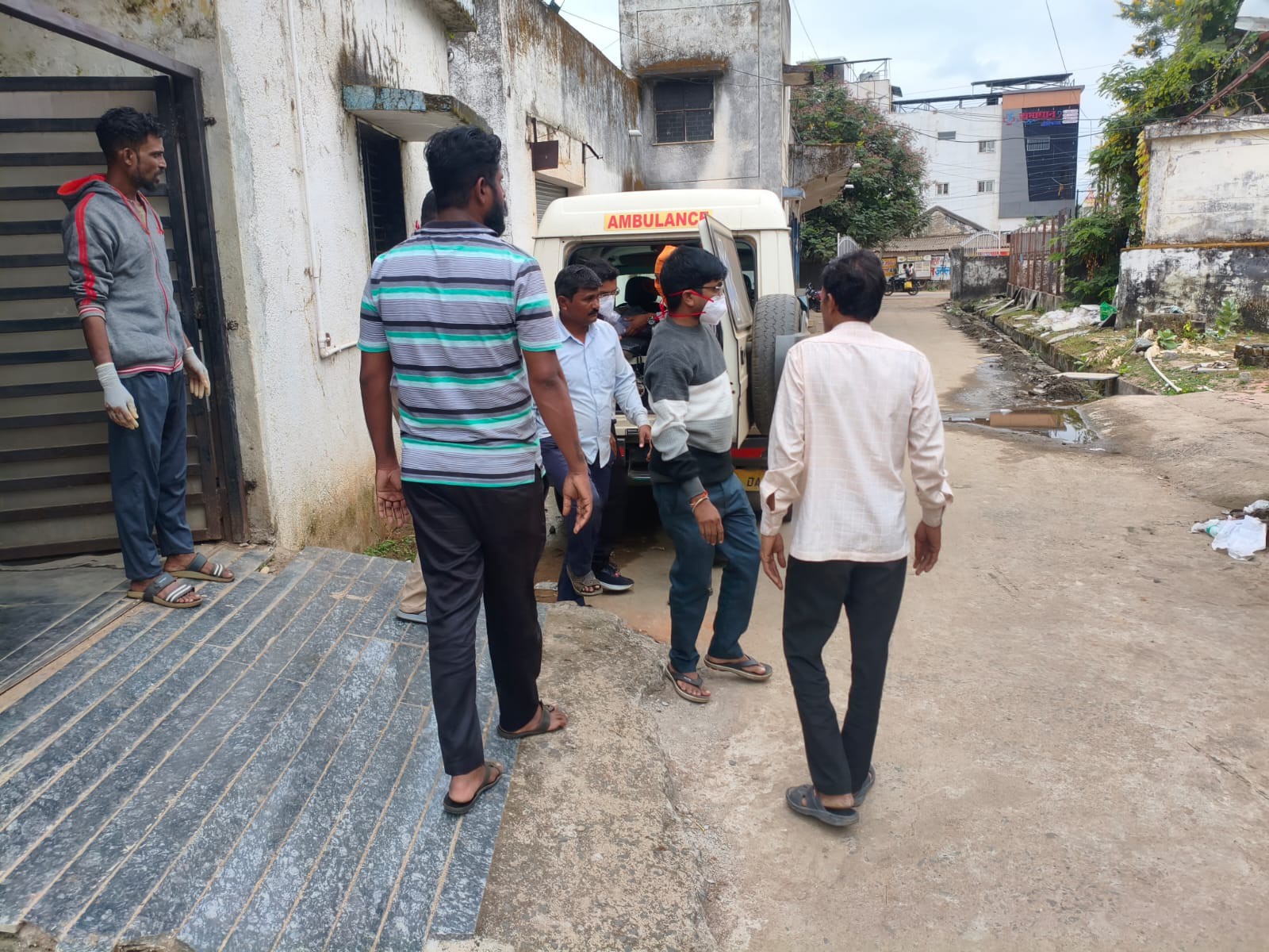 पुलिस ने मौके पर पहुंचकर शव को पोस्टमार्टम के लिए भिजवाया।