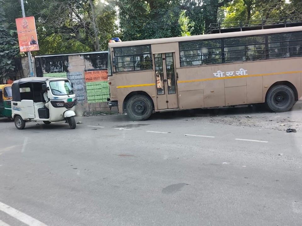 Hazratganj DGP Headquarters Road Blockage | PAC Vehicle Causes Traffic ...