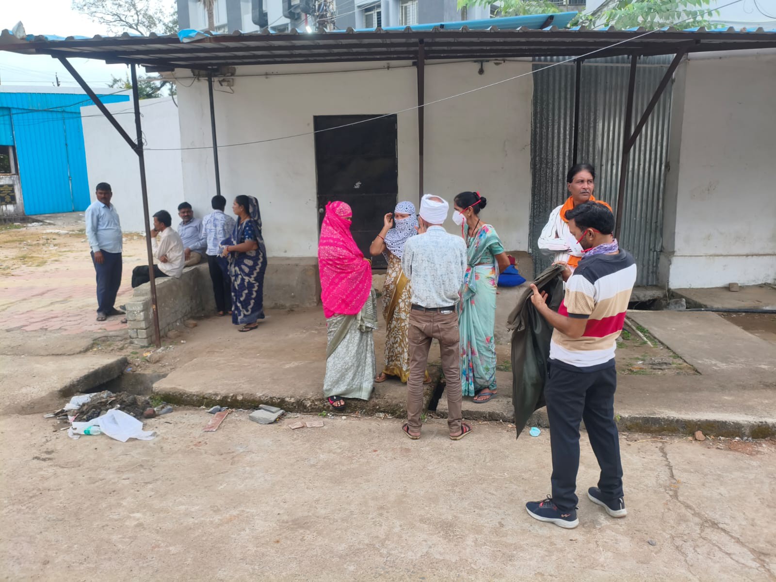 घटना के बाद घर के बाहर जुटे परिजन।