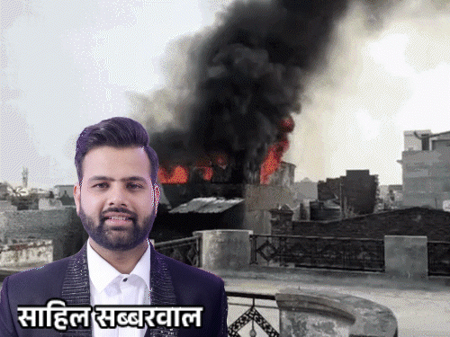 पटाखा गोदाम में लगी आग और चचेरे भााई की मौत पर रोते आप नेता गोल्डी सब्बरवाल। इनसेट में साहिल सब्बरवाल की फोटो, जिसकी मौत हो गई। - Dainik Bhaskar