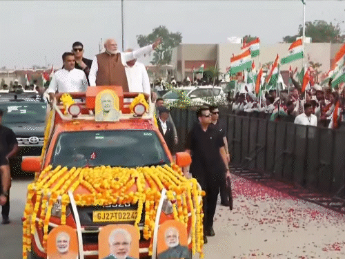 पीएम ने बनासकांठा में रोड शो किया।