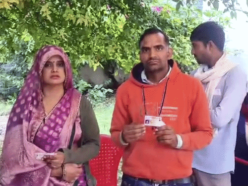वोटिंग शुरू होते ही मतदाता बूथों पर पहुंचने लगे।