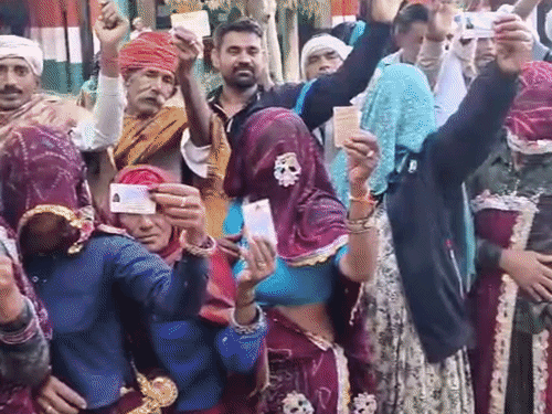 आईडी दिखाती वोट करने आई महिला मतदाता।