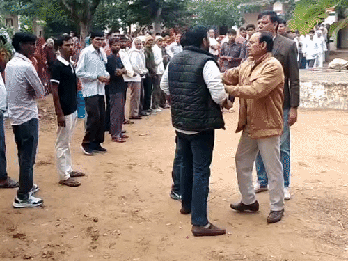 भैसावता खुर्द के मतदान केंद्र पर युवक प्रचार करने और वोट प्रभावित करने का आरोप लगाते हुए ग्रामीणों ने हंगामा किया। मौके पर पहुंची पुलिस ने उसे बूथ से बाहर निकाल दिया।