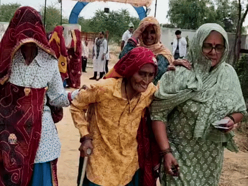 नारी ग्राम पंचायत में वोट डालने आई 94 साल की माली देवी।