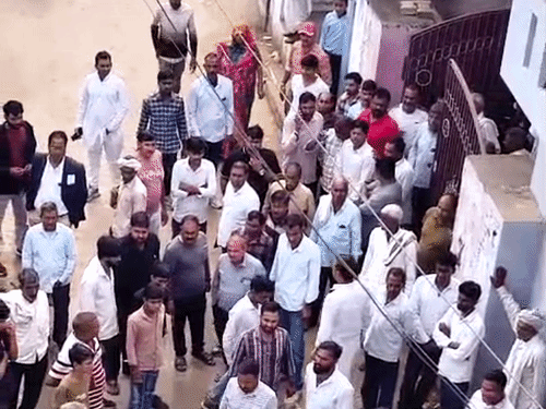 भगेगा पोलिंग बूथ पर फर्जी वोटिंग को लेकर हंगामा हो गया। वोटर्स फर्जी मतदान का आरोप लगाते हुए आपस में भीड़ गए। मौके पर पहुंची पुलिस ने तीन लोगों को हिरासत में लिया है।