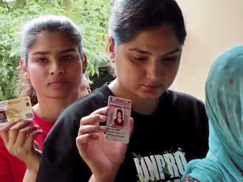 लीखवा ग्राम पंचायत के बूथ नंबर 58 पर महिला मतदाताओं की लम्बी कतार।