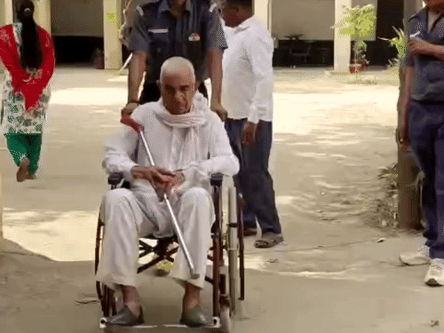 लीखवा में भारतीय सेना के रिटायर्ड कैप्टन मनीराम झाझड़िया (80) व्हील चेयर पर मतदान करने पहुंचे।