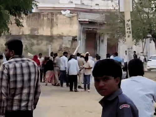झांझोत के शहीद राजकीय उच्च माध्यमिक स्कूल बूथ पर फर्जी मतदान को लेकर कहासुनी हुई। मौके पर मौजूद पुलिस अधिकारियों और कार्मिकों की समझाइश के बाद मामला शांत हुआ।