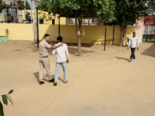फर्जी मतदान को लेकर झंझोत में पुलिस ने एक युवक को हिरासत में लिया।
