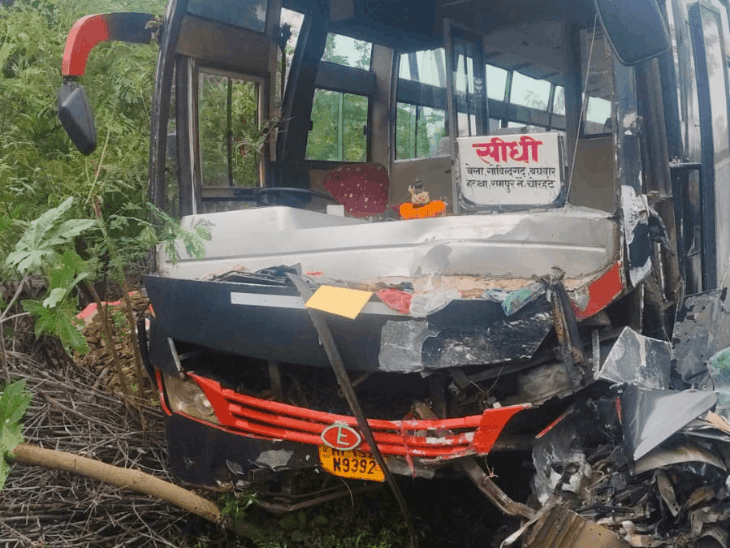 टक्कर से बस और कार के परखच्चे उड़ गए।