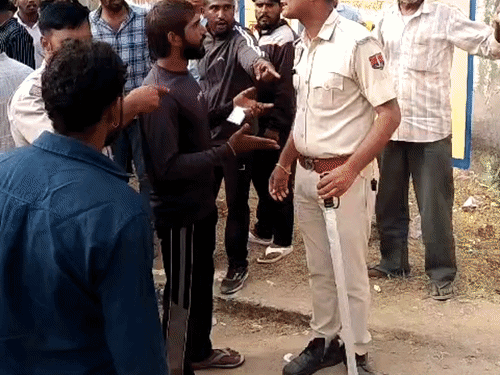 मोई भारू में भी फर्जी वोट को लेकर उलझ गए। मौके पर पहुंची पुलिस ने भीड़ को खदेड़कर स्थिति शांत करवाई।