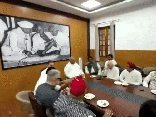 शुक्रवार को कांग्रेस अध्यक्ष मल्लिकार्जुन खड़गे के घर विपक्षी नेताओं की मीटिंग हुई। इसमें राहुल गांधी समेत सपा, TMC, JMM समेत कई पार्टियों के नेता शामिल हुए। - Dainik Bhaskar