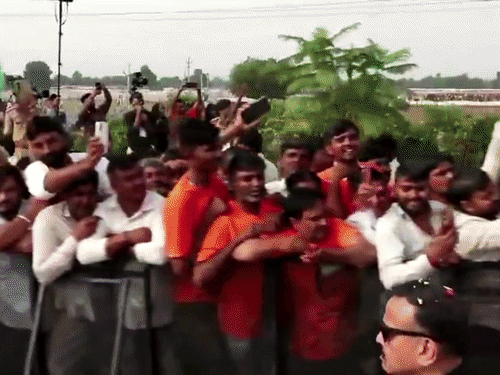 प्रोग्राम में 'मोदी कहीं नहीं जाएगा' लिखे पोस्टर लेकर लोग पहुंचे।