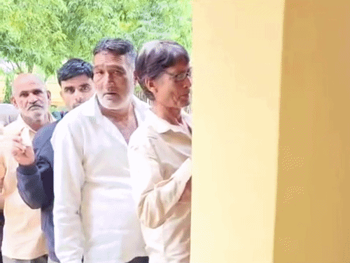 चिड़ावा पंचायत समिति के नूनिया गोठड़ा में लगी महिलाओं और पुरुषों की लंबी कतार।