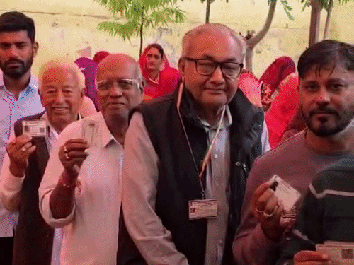 पूर्व विधानसभा अध्यक्ष एवं कांग्रेस नेता दीपेन्द्र सिंह शेखावत ने गांव मऊ के बूथ संख्या 77 पर लाइन में लगकर वोट डाला।