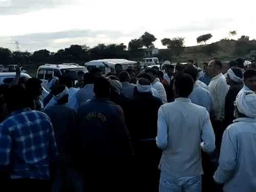 खानपुरा में फर्जी वोटिंग को लेकर सरपंच प्रत्याशी और सरपंच आपस में भीड़ गए।