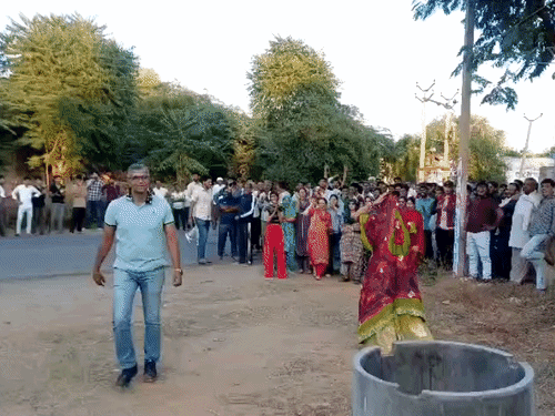 भैसावता खुर्द में फर्जी वोट डालने को लेकर प्रत्याशियों के समर्थकों में मारपीट हो गई। इसमें भैसावता कलां निवासी सत्यवीर के सिर में चोट लग गई।