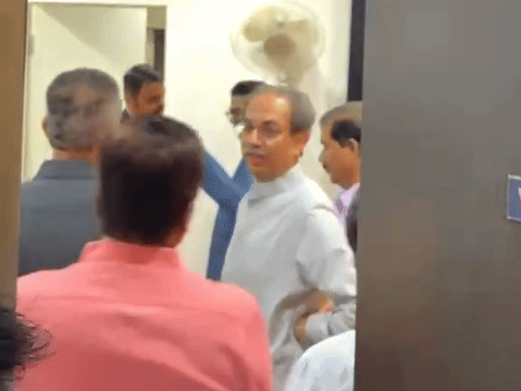 एक मंच पर नजर आए फडणवीस, उद्धव और राज ठाकरे: सीएम बोले- इसमें हैरानी की बात नहीं, यह महाराष्ट्र की राजनीतिक परंपरा कार्यक्रम में शामिल होने से पहले भी तीनों नेता एक कमरे में बातचीत करते नजर आए।