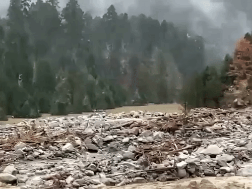 गासा त्साचू के आसपास बने इंफ्रास्ट्रक्चर और सुविधाएं बाढ़ में क्षतिग्रस्त हुईं।